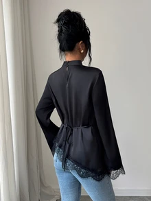 Selianne Blus Wanita Musim Gugur/Dingin 2026 dengan Kerah Model Cowl dan Patchwork Renda yang Mengencangkan Pinggang - Hitam - View 2