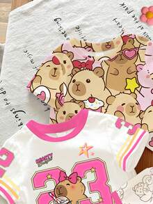 SHEIN 3件套，适合4-7岁小女孩，甜美卡通风格撞色印花+水豚图案/23号爱心星/CAPYBARA字母印花短袖T恤，轻薄面料，可爱吸睛，三件套，适合日常穿着、上学、休闲、生日派对、春夏秋季穿着。 - 彩色 - 查看 5