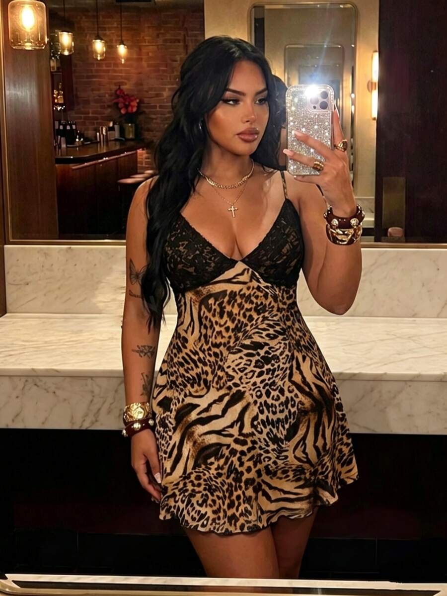 Rustia Gaun Bodycon Ukuran Plus dengan Tali Bahu Tipis dan Detail Renda di Bagian Dada, Seksi - MultiWarna - View 1