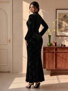 EastFlair Gaun Lengan Panjang Jacquard Kancing Katak Elegan Ukuran Plus untuk Musim Gugur - Hitam - View 6