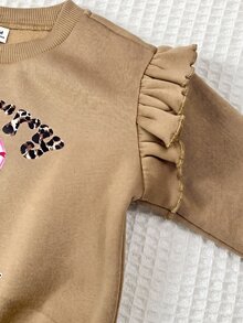 SHEIN ملابس يومية كاجوال للبنات الصغيرات: سويتشيرت بأكمام طويلة بنقشة حروف وكرز مع بنطلون ليجنز بطبعة نمر - بني - مشاهدة 10
