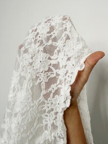 CovetEZ 秋冬款純白花卉3D蕾絲荷葉邊修身大碼T恤，優雅曲線設計，適合雞尾酒會、約會之夜、晚宴、早午餐、生日晚餐與正式場合 - 白色 - 查看 8