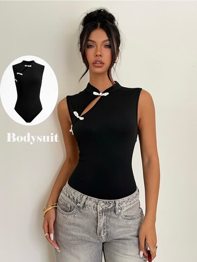SHEIN بودي سوت بتصميم آسيوي صيني جديد بأسلوب بسيط ومناسب للارتداء اليومي والعملي، بقصة ضيقة وياقة واقفة صغيرة بدون أكمام مع أزرار ضفدع فاخرة