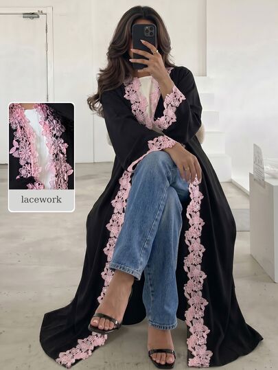 Yasmyna عباية عربية نسائية سوداء منسوجة بأكمام طويلة مع حافة دانتيل وردية قابلة للذوبان في الماء، بقصة ساق مستقيمة، أنيقة ورومانسية