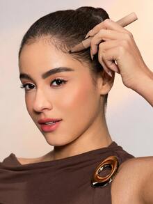 SHEGLAM HAIR قلم تحديد خط الشعر متعدد الاستخدامات 2 في 1 - بني داكن، يملأ خط الشعر، محدد العيون، الحواجب، بودرة تغطية خط الشعر، متعدد الاستخدامات، مقاوم للماء، مقاوم للعرق والزيوت، لون غني يدوم 24 ساعة، تغطية سريعة لجذور الشعر تدوم طويلاً - Dark Brown - مشاهدة 10