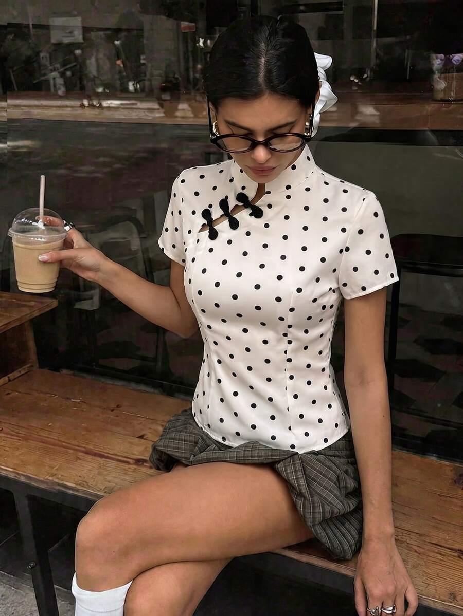Aloruh 杏色新中式青蛙鈕扣立領短袖收腰女款襯衫,春夏新款 - 杏色 - 查看 1
