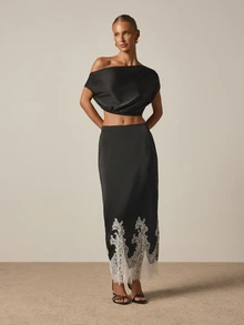 AiiRZ Rok Pensil Satin Maxi dengan Hiasan Renda Bunga di Kelim, Pinggang Tinggi, Siluet Pas Badan untuk Acara Malam, Pesta dan Liburan - Hitam dan Putih - View 2