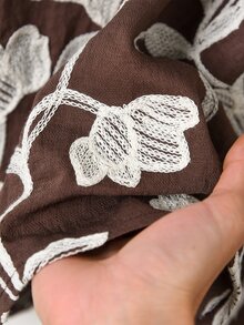 Rusticease 女款純色翻領單排扣襯衫與花卉刺繡吊帶洋裝休閒兩件套，深棕色配白色花卉，適合早午餐與秋季 - 彩色 - 查看 7