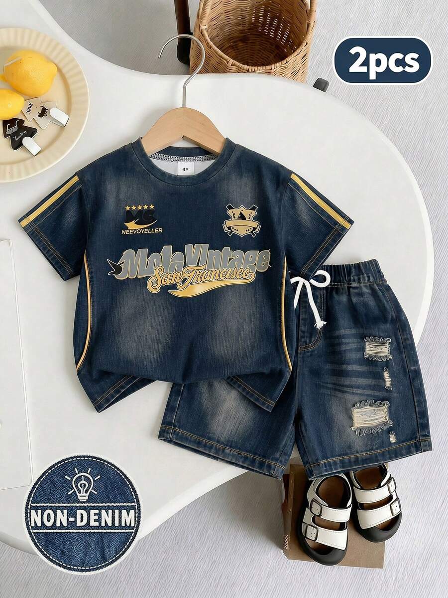 SHEIN 幼童男孩丹寧印花運動字母圖案T恤與短褲套裝，夏季街頭風2件式穿搭，對比條紋T恤配抽繩腰短褲