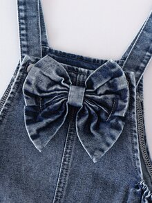 SHEIN Genkimix Kids 女童时尚百搭牛仔背带裤，春夏秋冬皆宜，复古中蓝色牛仔布，粉色爱心刺绣点缀，胸前饰有大蝴蝶结，宽松直筒裤型，面料柔软舒适，适合日常外出和上学穿着。 - 淺色水洗藍 - 查看 6