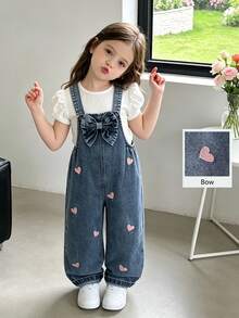 SHEIN Genkimix Kids 女童时尚百搭牛仔背带裤，春夏秋冬皆宜，复古中蓝色牛仔布，粉色爱心刺绣点缀，胸前饰有大蝴蝶结，宽松直筒裤型，面料柔软舒适，适合日常外出和上学穿着。 - 淺色水洗藍 - 查看 2