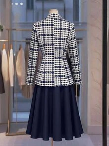 SHEIN Clasi طقم بدلة نسائية للتنقل اليومي مكون من جاكيت بأزرار وأكمام طويلة وتنورة بقصة A-خط - ازرق وابيض - مشاهدة 2