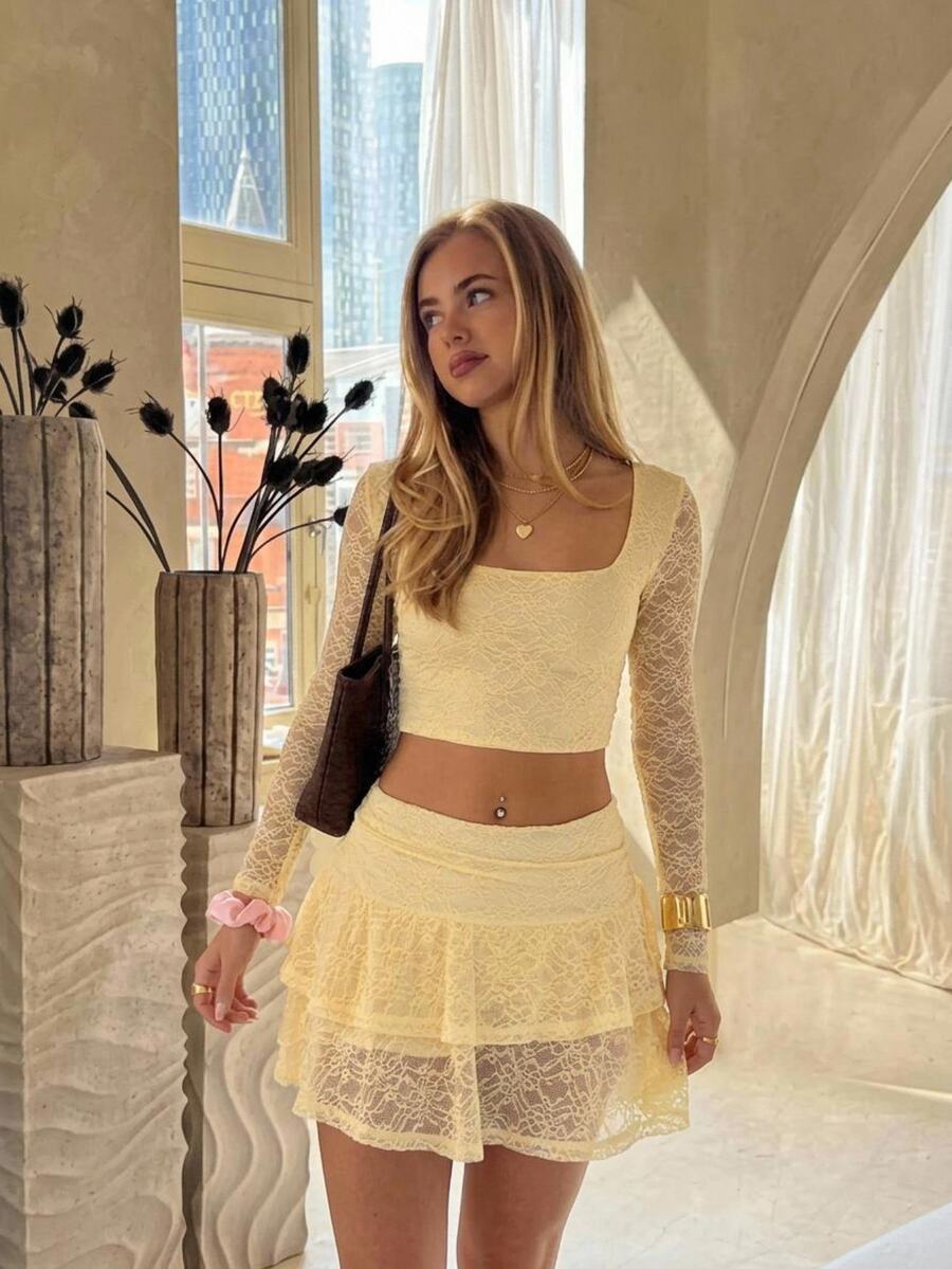 CovetEZ Set Atasan dan Rok Mini Patchwork Renda Seksi Romantis untuk Wanita, Cocok untuk Liburan, Kencan, Malam Hari, Warna Kuning Muda, dan Musim Gugur. - Kuning - View 1