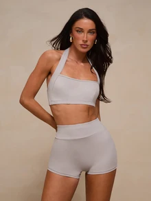 Glamine 女款淺灰色掛脖露背抓皺短版上衣與高腰單車褲2件式運動服套裝，夏季健身房端莊運動穿搭 - 淺灰色 - 查看 1