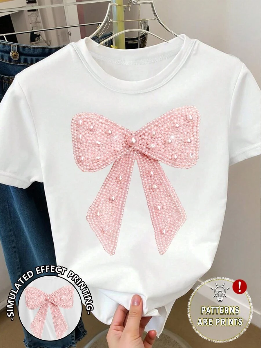 SHEIN قميص قصير أبيض أساسي مع طباعة نمط زخرفي وردي لامع على شكل فيونكة، تصميم شخصي عصري منعش للفتيات في فصلي الربيع والصيف، ملابس يومية مريحة للفتيات - أبيض - مشاهدة 1