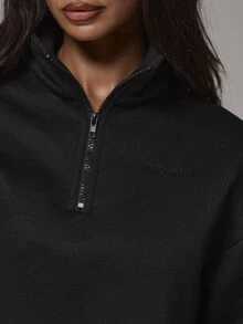 Musera Sport سويت شيرت رياضي بقصة واسعة وقصيرة بياقة عالية وسحاب ربعي وشعار مطرز وجيب أمامي، أساسيات رياضية للجيم والتمارين، للخريف والشتاء - الأسود - مشاهدة 6