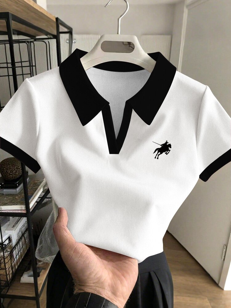 Rovax 女士短款 Polo 衫，条纹骑马印花，撞色领 - 白色 - 查看 4