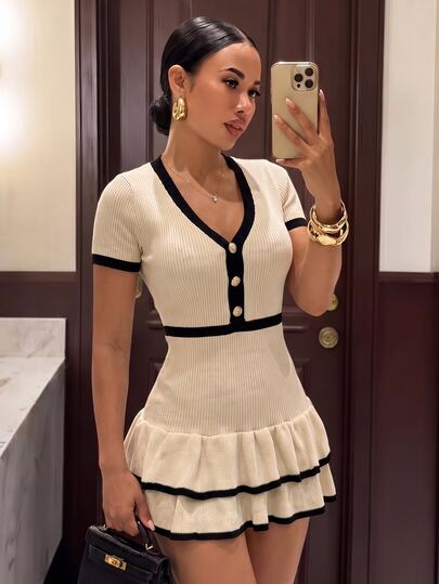 Slaydiva Dámské pletené mini šaty Y2K s výstřihem do V, kontrastním lemováním, krátkým rukávem, vrstveným volánovým lemem a přiléhajícím střihem, svetr šaty na večírky, svátky a vánoční outfit
