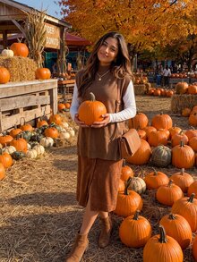 SHEIN 孕婦純色休閒正裝百搭日常穿著針織上衣 側開衩設計 寬鬆圓領套頭毛衣背心 感恩節正式棕色 - 棕色 - 查看 1