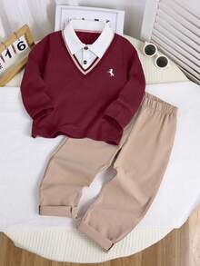 SHEIN Playful Pals 2件組小男孩套裝，兒童針織長袖 Polo 2合1衛衣，胸前印花白色彈性腰長褲，適合夏季生日 - 酒紅色 - 查看 3
