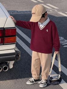 SHEIN Playful Pals 2件組小男孩套裝，兒童針織長袖 Polo 2合1衛衣，胸前印花白色彈性腰長褲，適合夏季生日 - 酒紅色 - 查看 1