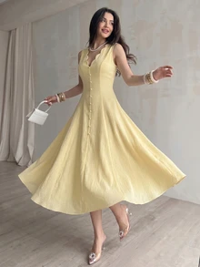 NOVVYNE 女士无袖黄色编织收腰荷叶领A字纽扣优雅浪漫连衣裙，春夏款 - 鵝黃色 - 查看 4