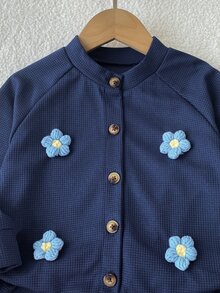 Elladie kids طقم ملابس للأطفال الصغار من قطعتين، بأسلوب منعش وحلو، مزين بزهور ثلاثية الأبعاد، جاكيت بأكمام طويلة وياقة واقفة وأزرار أمامية مع حافة مكشكشة وبنطلون واسع الساق، بقصة فضفاضة، طقم متناسق أنيق مناسب للارتداء اليومي والرحلات المدرسية - أزرق بحري - مشاهدة 5