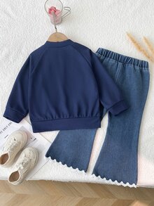 Elladie kids طقم ملابس للأطفال الصغار من قطعتين، بأسلوب منعش وحلو، مزين بزهور ثلاثية الأبعاد، جاكيت بأكمام طويلة وياقة واقفة وأزرار أمامية مع حافة مكشكشة وبنطلون واسع الساق، بقصة فضفاضة، طقم متناسق أنيق مناسب للارتداء اليومي والرحلات المدرسية - أزرق بحري - مشاهدة 2