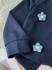Elladie kids طقم ملابس للأطفال الصغار من قطعتين، بأسلوب منعش وحلو، مزين بزهور ثلاثية الأبعاد، جاكيت بأكمام طويلة وياقة واقفة وأزرار أمامية مع حافة مكشكشة وبنطلون واسع الساق، بقصة فضفاضة، طقم متناسق أنيق مناسب للارتداء اليومي والرحلات المدرسية - أزرق بحري - مشاهدة 6