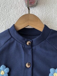 Elladie kids طقم ملابس للأطفال الصغار من قطعتين، بأسلوب منعش وحلو، مزين بزهور ثلاثية الأبعاد، جاكيت بأكمام طويلة وياقة واقفة وأزرار أمامية مع حافة مكشكشة وبنطلون واسع الساق، بقصة فضفاضة، طقم متناسق أنيق مناسب للارتداء اليومي والرحلات المدرسية - أزرق بحري - مشاهدة 7