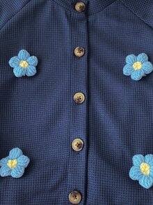 Elladie kids طقم ملابس للأطفال الصغار من قطعتين، بأسلوب منعش وحلو، مزين بزهور ثلاثية الأبعاد، جاكيت بأكمام طويلة وياقة واقفة وأزرار أمامية مع حافة مكشكشة وبنطلون واسع الساق، بقصة فضفاضة، طقم متناسق أنيق مناسب للارتداء اليومي والرحلات المدرسية - أزرق بحري - مشاهدة 4