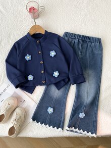 Elladie kids طقم ملابس للأطفال الصغار من قطعتين، بأسلوب منعش وحلو، مزين بزهور ثلاثية الأبعاد، جاكيت بأكمام طويلة وياقة واقفة وأزرار أمامية مع حافة مكشكشة وبنطلون واسع الساق، بقصة فضفاضة، طقم متناسق أنيق مناسب للارتداء اليومي والرحلات المدرسية - أزرق بحري - مشاهدة 3