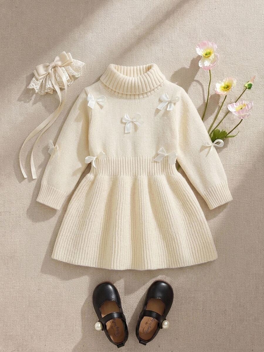 SHEIN 嬰兒/幼兒(女童)杏色針織毛衣洋裝,附3D蝴蝶結,高領、圓領,套頭式,標準肩寬,長袖,柔軟舒適,適合日常、外出、旅行、度假、居家與托兒場景 - 米色 - 查看 1