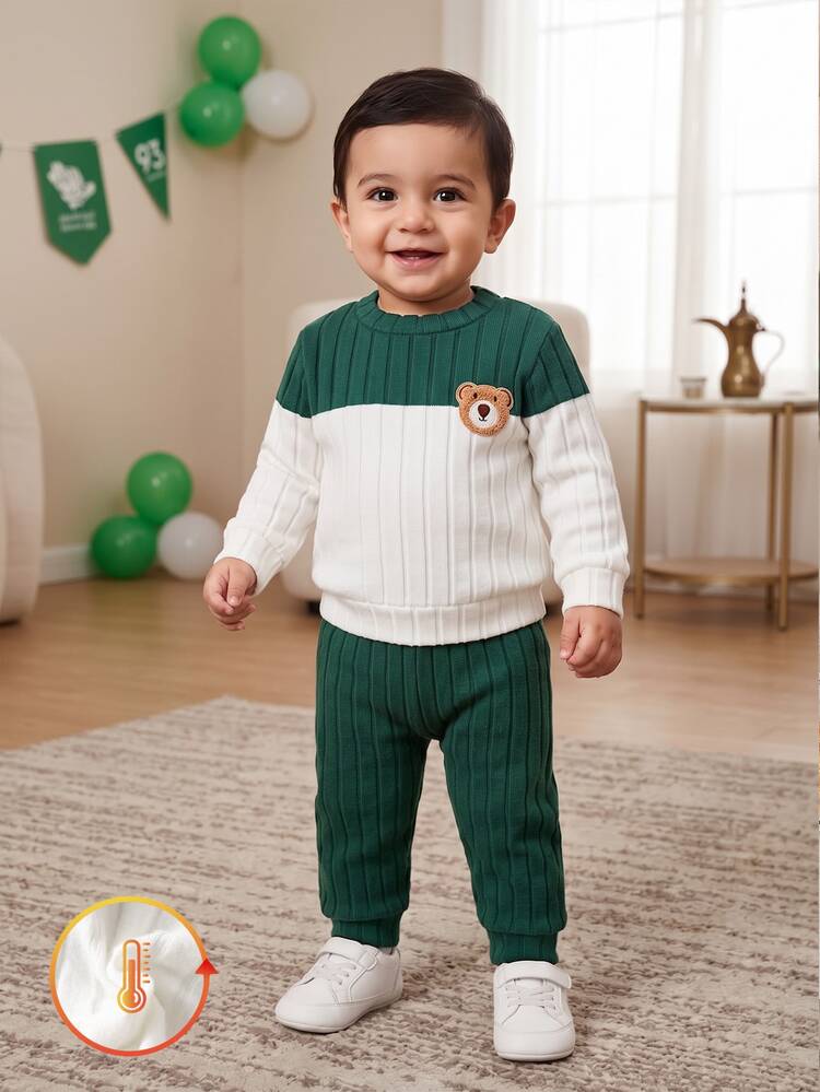 SHEIN Playful Pals قطعتان من ملابس الصبية الصغيرة، سترة وبنطال لطيف بأسلوب بريبي باللون الأخضر الداكن والأبيض مع رقعة دب، تصميم كتل لونية مضلع بأكمام طويلة وياقة دائرية للخارج في الخريف والشتاء، مصنوع من قماش مخملي ناعم - أخضر داكن - مشاهدة 11