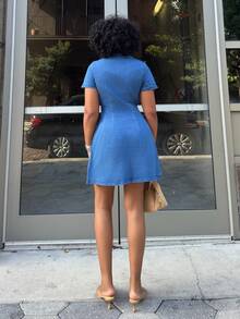Alexandranx 女士纽扣半开襟短袖休闲牛仔连衣裙 夏季连衣裙 圣诞连衣裙 情人节连衣裙 新年连衣裙 派对连衣裙 优雅连衣裙 休闲连衣裙 蓝色连衣裙 时尚女士蓝色牛仔连衣裙，金色纽扣，翻领Polo领，休闲短袖A字裙设计 - 中等水洗藍 - 查看 3