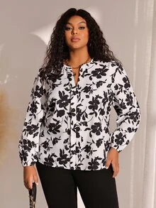EMERY ROSE قميص أنيق بطبعة زهرية وياقة على شكل حرف V مع فتحة علوية وأكمام طويلة وأزرار أمامية وربطة خصر مقاس كبير لخريف وشتاء 2026 - أبيض - مشاهدة 5