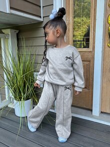 طقم ملابس رياضية خريفية للبنات الصغيرات بتصميم كاجوال، بلوزة صوفية فضفاضة بأكمام طويلة وأكتاف منسدلة وطبعة قلب بلون موحد، مع بنطال رياضي واسع الساق مطوي - رمادي فاتح - مشاهدة 3