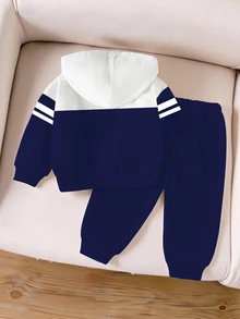 SHEIN Playful Pals 2件組 嬰兒男/女童 海軍藍與白色 Brooklyn 23 拼接連帽衛衣&長褲 秋季休閒小男孩返校運動服 冬季套裝 - 彩色 - 查看 3