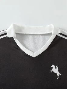 SHEIN 青少年女孩黑白對比條紋抓絨長袖運動衫，V領 Polo 領學院風胸前印花上衣，時尚寬鬆大尺碼運動休閒風，適合校園、秋季穿著、萬聖節與聖誕節 - 黑色 - 查看 3