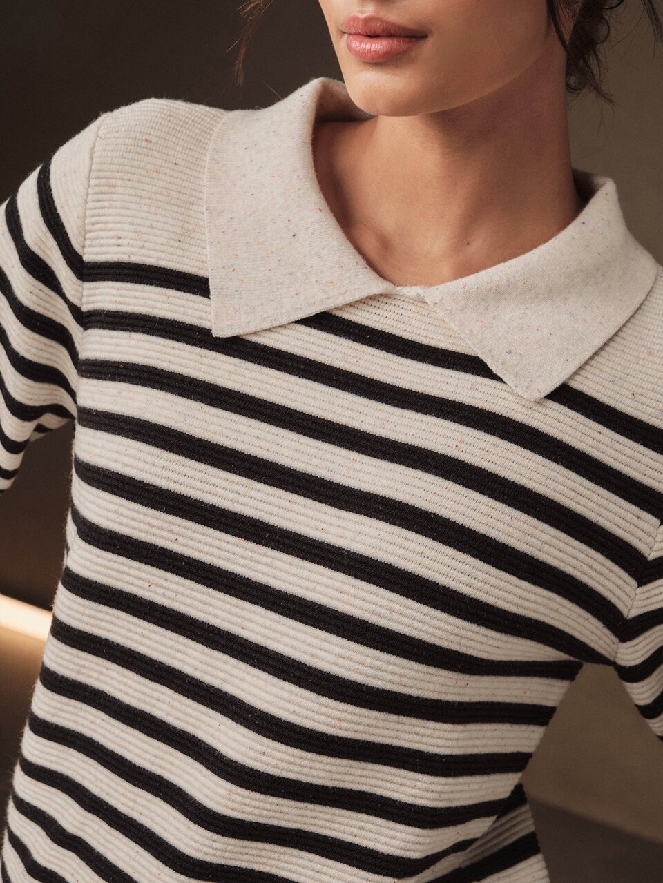 Anewsta Suéter de punto de alta gama de moda francesa otoño/invierno, estilo elegante y sofisticado para noche, acanalado resistente en negro y blanco, minimalista con lunares coloridos y cuello transparente