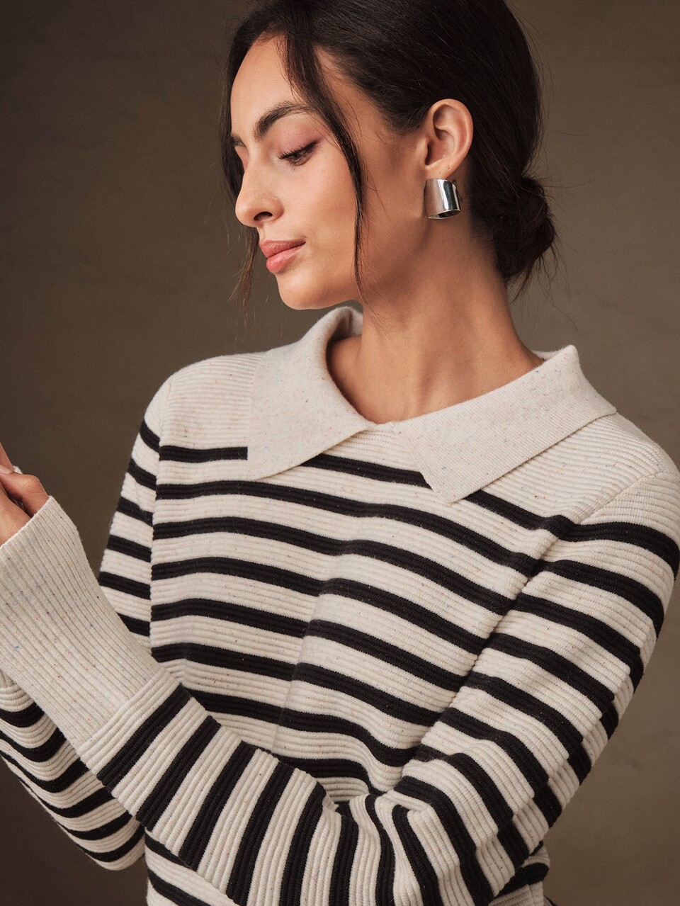 Anewsta Suéter de punto de alta gama de moda francesa otoño/invierno, estilo elegante y sofisticado para noche, acanalado resistente en negro y blanco, minimalista con lunares coloridos y cuello transparente