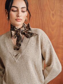 Anewsta Sweater dengan Motif Bunga dan Bahu Longgar - Khaki - View 2