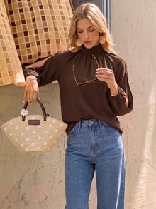 Vivid Eden Blus Chiffon Berkerut Leher Semi-Tinggi Gaya Prancis untuk Wanita, Atasan Longgar Lengan Lentera Bahu Terbelah Lembut Warna Polos - Coklat - View 5