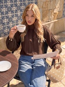 Vivid Eden Blus Chiffon Berkerut Leher Semi-Tinggi Gaya Prancis untuk Wanita, Atasan Longgar Lengan Lentera Bahu Terbelah Lembut Warna Polos - Coklat - View 2