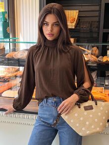 Vivid Eden Blus Chiffon Berkerut Leher Semi-Tinggi Gaya Prancis untuk Wanita, Atasan Longgar Lengan Lentera Bahu Terbelah Lembut Warna Polos - Coklat - View 6