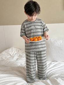 Dazy Kids 2件組小男孩圓領字母印花短袖T恤與格紋梭織長褲休閒套裝，春/夏 - 灰色 - 查看 1