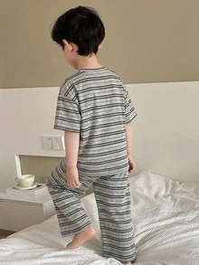 Dazy Kids 2件組小男孩圓領字母印花短袖T恤與格紋梭織長褲休閒套裝，春/夏 - 灰色 - 查看 2