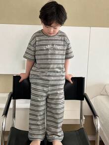 Dazy Kids 2件組小男孩圓領字母印花短袖T恤與格紋梭織長褲休閒套裝，春/夏 - 灰色 - 查看 5