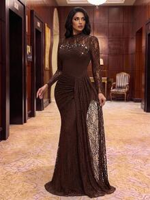 Glamrae فستان رسمي مقاس كبير بياقة وهمية من الدانتيل المتباين مع تصميم جانبي منسدل - قهوة بني - مشاهدة 4
