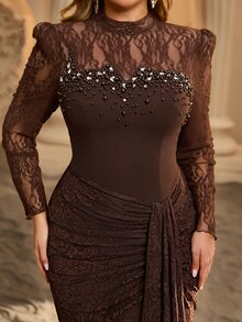Glamrae فستان رسمي مقاس كبير بياقة وهمية من الدانتيل المتباين مع تصميم جانبي منسدل - قهوة بني - مشاهدة 9